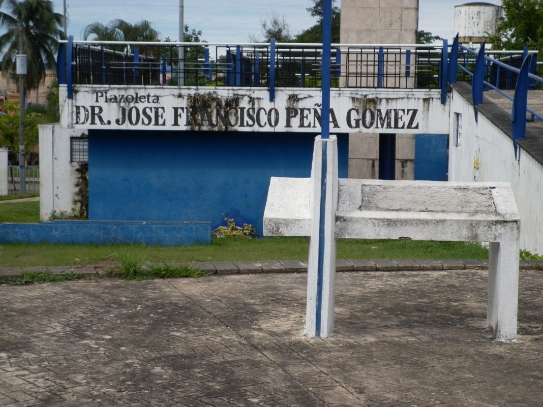 Plazoleta José Francisco Peña Gómez se cae a pedazos