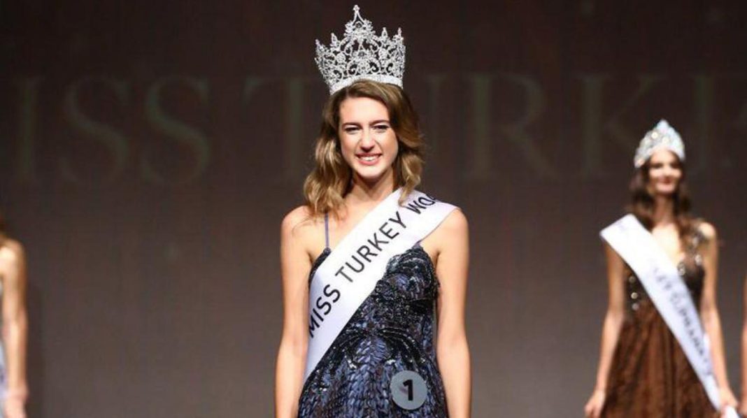 Ex Miss Turquía podría ir a la cárcel por un tuit