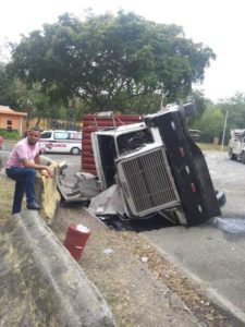Hombre herido al volcarse camión furgón en Mirador Norte