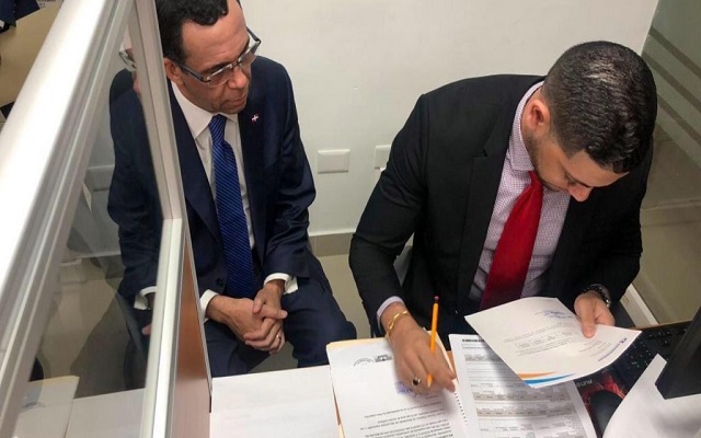 Andrés Navarro en la Cámara de Cuentas. Navarro solicita a Cámara de Cuentas auditar su gestión en Cancillería y Educación