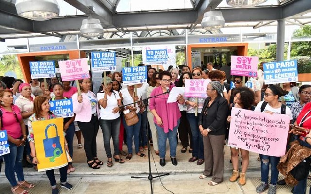 Dominicanas Manifestándose Dominicanas denuncian violencia y desigualdad social y económica