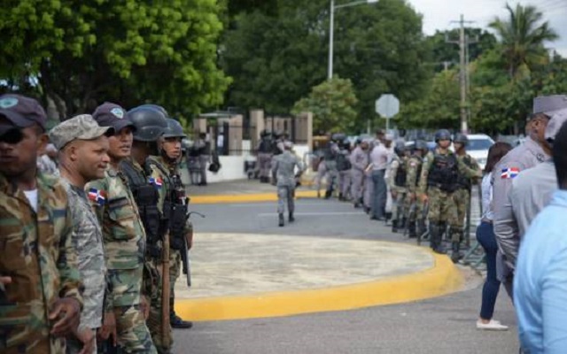 Resultado de imagen para militares frente al congreso RD