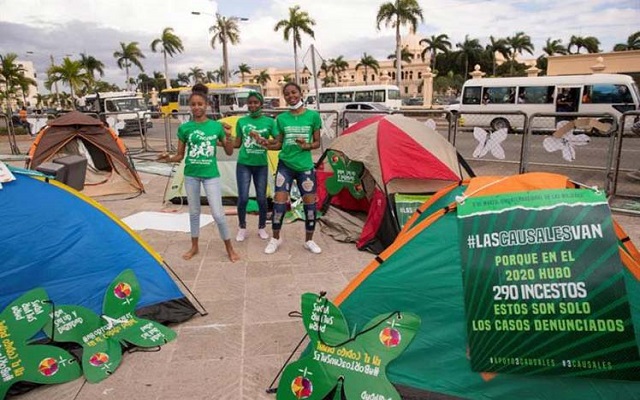 Mujeres permanecen en campamento frente al Palacio por tema del aborto |  ZonaEsteRD