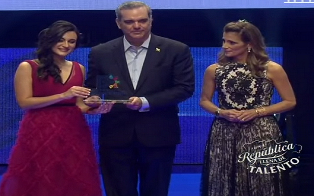 Isabella Fernández gana concurso Marca País con logo «Brazos abiertos» Isabella Fernández gana concurso Marca País con logo «Brazos abiertos»