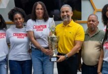 Luis Alberto recibe a campeonas Club San Lorenzo de Los Mina Los Mina