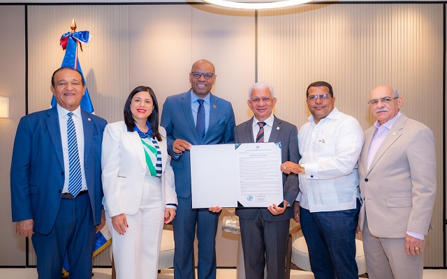 CDP reconoce al presidente del Senado, Ricardo de los Santos CDP